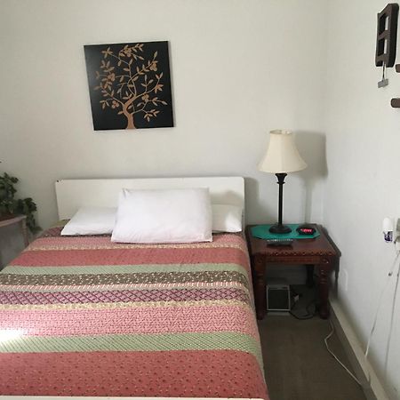 Midway Motel Caliente Extérieur photo