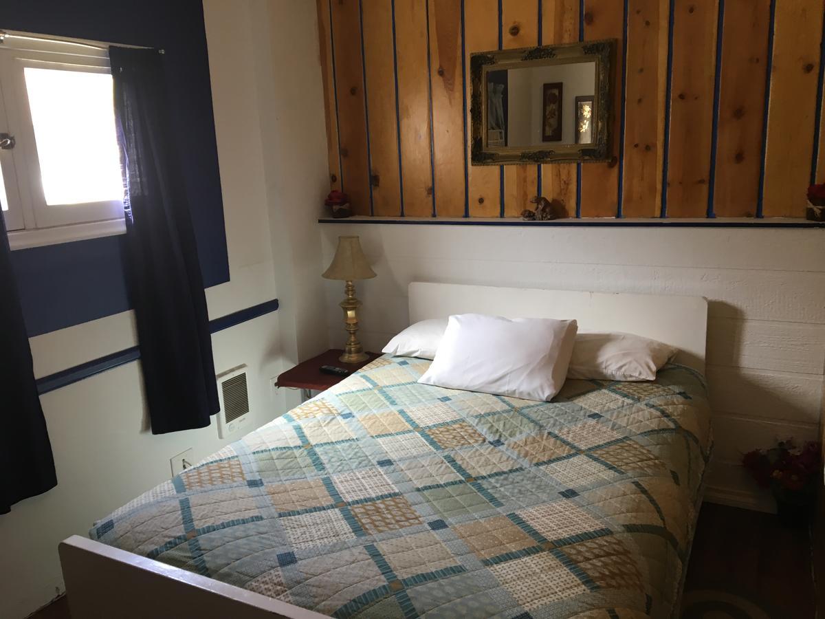 Midway Motel Caliente Extérieur photo